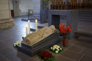 트리어의 사도 성 마티아의 무덤_photo by Berthold Werner_in the Crypt of St Matthias in the Abbey of St Matthias in Trier_Germany.jpg